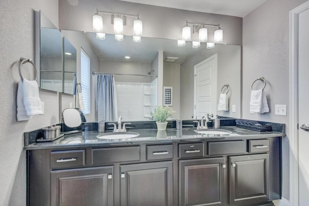 5400sqft 6br 5bath Office, Theater, Game Holiday home Denver